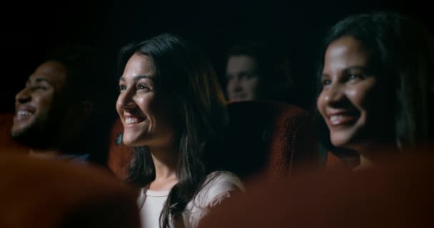 Público Jovem Diversificado Cinema Desfrutando Filme Cinema — Vídeo de Stock