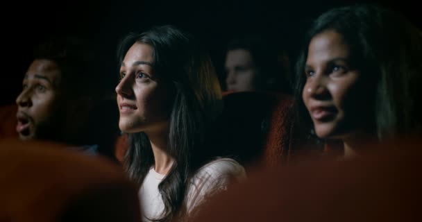 Щаслива Розважальна Аудиторія Кінотеатру Насолоджується Чудовим Досвідом Кінотеатру — стокове відео