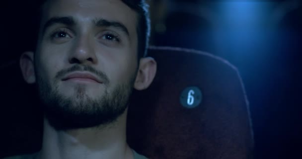 Närbild Avslappnad Ung Man Tittar Film Biosalongen — Stockvideo