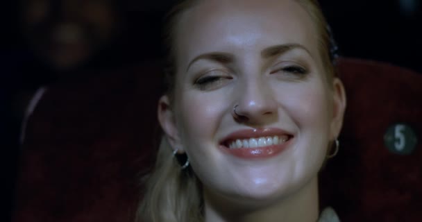 Zbliżenie Młodą Kobietę Uśmiechając Się Siebie Jak Ona Zegarki Cieszy — Wideo stockowe