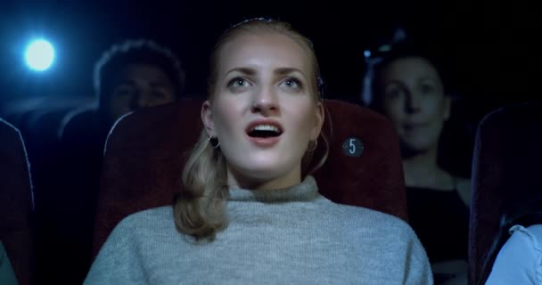 Εσωτερικη Αντίδραση Της Γυναίκας Στο Θέατρο Movie — Αρχείο Βίντεο