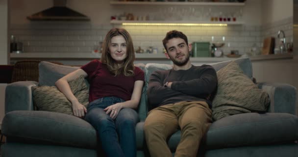 Jeune Beau Couple Regarder Télévision Maison — Video