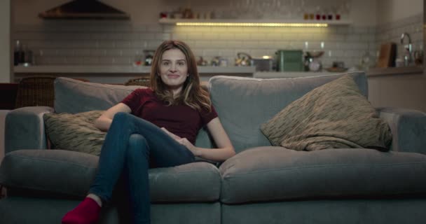 Frau Hause Entspannt Auf Der Couch Fernsehen — Stockvideo