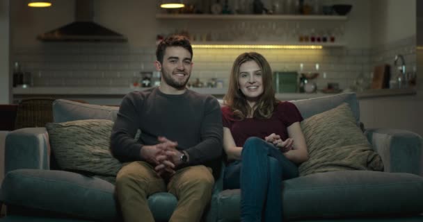 Mignon Beau Couple Assis Devant Télévision Regardant Leur Émission Télévision — Video