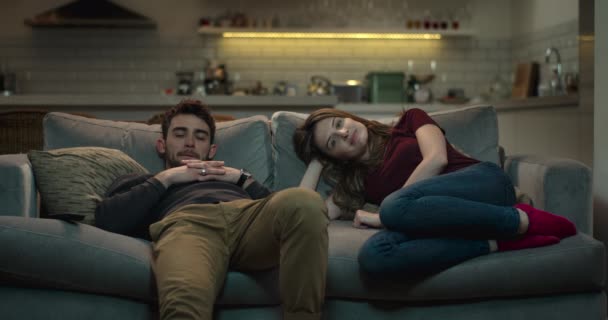 Jovem Bonito Casal Relaxante Sofá Assistindo Televisão — Vídeo de Stock