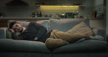 Genç adam evde tv önünde rahatlatıcı.