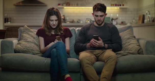 Couple Maison Utilisant Leurs Smartphones — Video