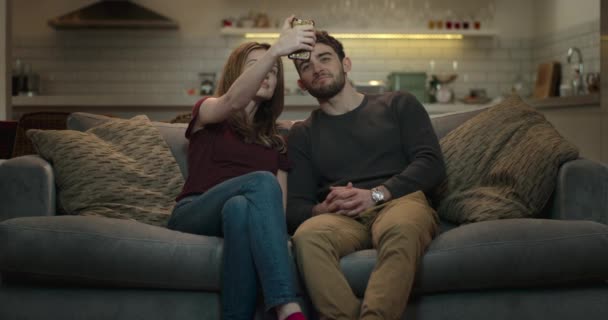 Ζευγάρι Κάθεται Έναν Καναπέ Μοιράζονται Μια Στιγμή Λήψη Selfie Στο — Αρχείο Βίντεο