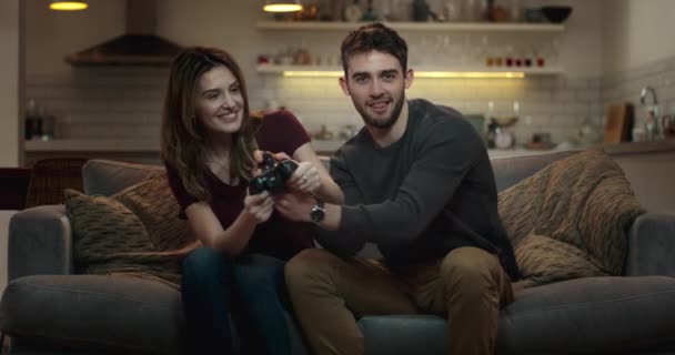 Schattig Paar Duw Elleboog Elkaar Bank Terwijl Een Videogame Thuis — Stockvideo