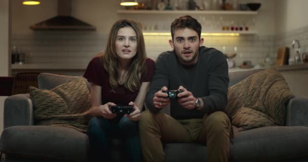 Nettes Paar Das Hause Ein Videospiel Spielt Frau Gewinnt Feiert — Stockvideo