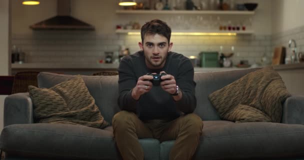 Νεαρός Άνδρας Στον Καναπέ Παιχνίδι Ένα Video Game Αποφασιστικότητα Επιδεξιότητα — Αρχείο Βίντεο