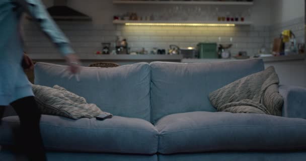 매력적인 여성이 어두운된 거실에 소파에 앉아서 Tv에 — 비디오