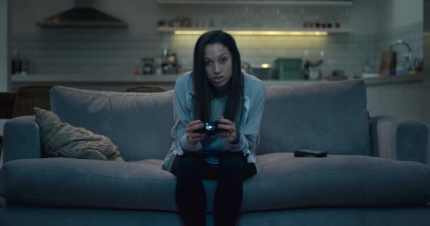 Entschlossenes Teenager Mädchen Spielt Hause Ein Videospiel — Stockvideo