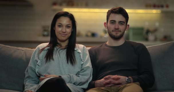 Bonito Casal Sentado Sofá Uma Acolhedora Sala Estar Sorrindo Assistindo — Vídeo de Stock