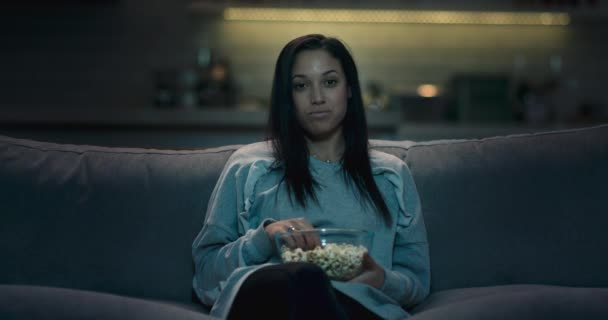 Fata Domiciliu Vizionarea Unui Film Noapte Târziu Relaxare Mănâncă Popcorn — Videoclip de stoc