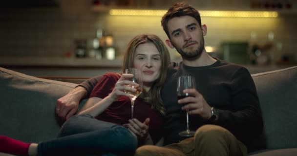 Close Casal Relaxado Ter Uma Noite Aconchegante Sofá Assistindo Beber — Vídeo de Stock