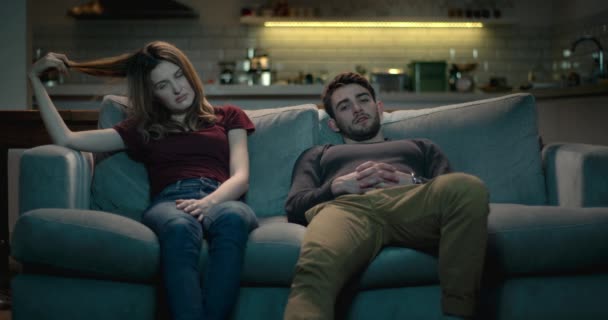 Extrem Gelangweiltes Und Frustriertes Paar Das Hause Auf Einem Sofa — Stockvideo