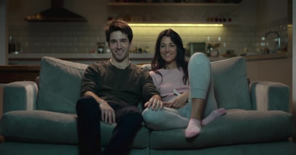 Couple Heureux Profitant Une Nuit Confortable Sur Canapé Regarder Télévision — Video