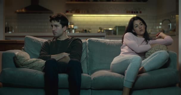 Couple Malheureux Sur Canapé Asseoir Part Ignorer Autre Après Désaccord — Video