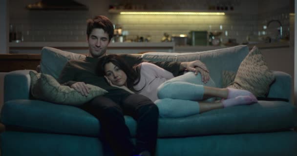 Couple Heureux Détendre Sur Canapé Confortable Dans Soirée Regarder Télévision — Video
