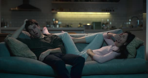 Couple Fatigué Ennuyé Assis Paresseusement Sur Canapé Nuit Regardant Télévision — Video