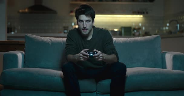 Joven Sentado Sofá Jugando Videojuegos — Vídeo de stock