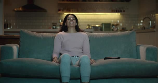 Genç Çekici Kadın Kanepede Oturur Bir Uzaktan Kumanda Ile Televizyonda — Stok video