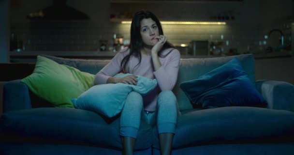 Femme Effrayée Assis Sur Canapé Nuit Luttant Pour Regarder Film — Video
