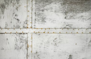 Ahşap duvar üzerine demir plakalı beyaz boyalı