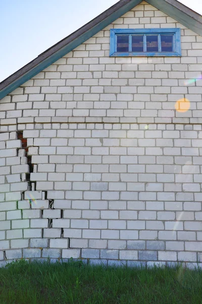 レンガ造りの家あなたのデザインのための亀裂 — ストック写真