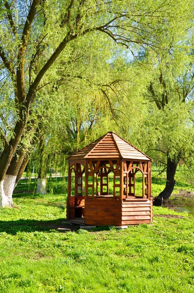 在河岸边的木制凉亭 — 图库照片
