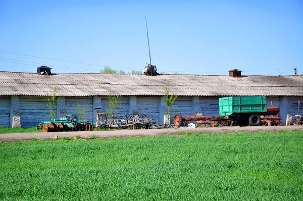 Oude Landbouwmachines Staande Een Huishoudelijke Werf — Stockfoto