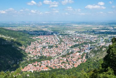 Cityscape dağ ve gökyüzü karşı