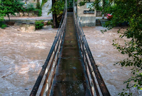 Fırtınalı Bir Nehir Üzerinde Köprü — Stok fotoğraf
