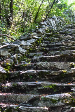 kayaya oyulmuş taş basamaklar