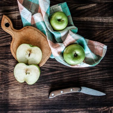 Elma ahşap bir gemide bir bıçakla dilimlenmiş.