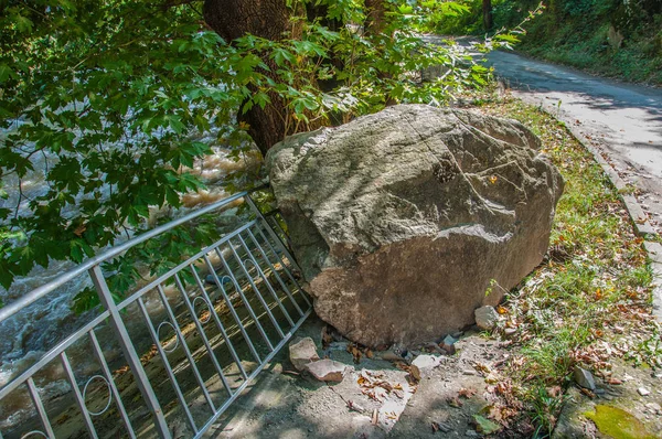 从山上掉下来破坏栅栏的巨大石头 — 图库照片