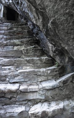 kayaya oyulmuş taş basamaklar