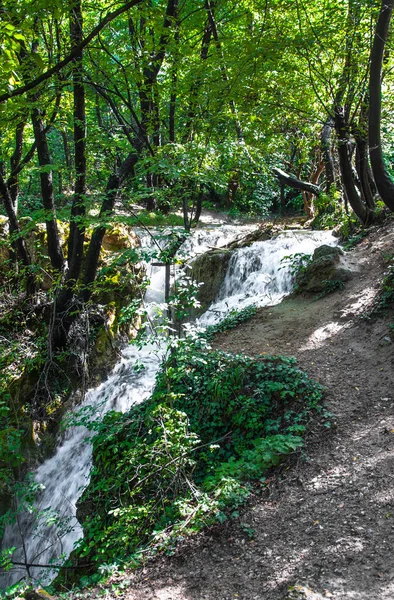 Wasserfall Zwischen Mit Moos Bewachsenen Felsen Für Ihr Design — Stockfoto