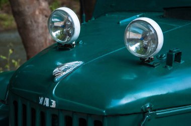 Bachkovo, Plovdiv / Bulgaristan 07/28/2018: retro arabanın yuvarlak farlar ve üst üzerinde amblemi ile