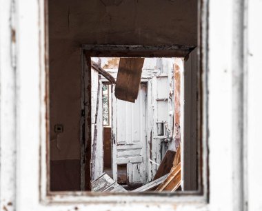 tasarımınız için eski bir binada kırık cam pencere