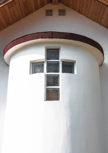 Orthodoxe Kapel Het Balkangebergte Met Grote Kruis Witte Muur Voor — Stockfoto