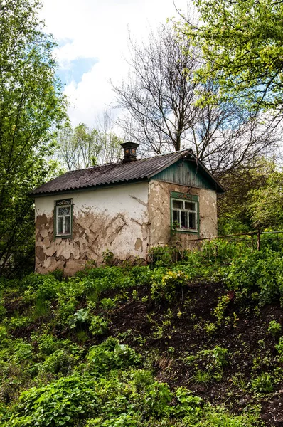 Velha Casa Abandonada Entre Moitas Vegetação — Fotografia de Stock