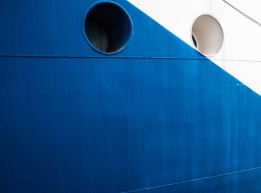 Geminin güvertesi beyaz ve maviye boyanmış.