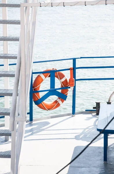 Convés Navio Com Escadas Brancas Boia Salva Vidas Laranja Cerca — Fotografia de Stock