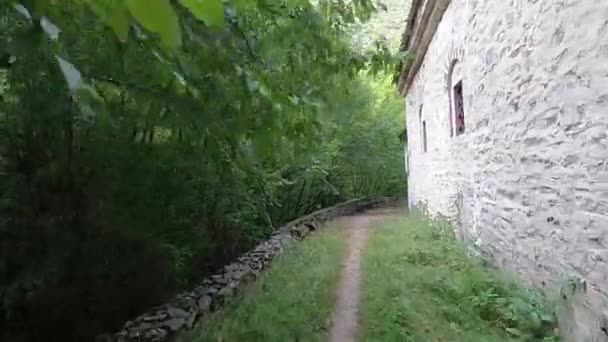 Passage Bij Muur Van Een Stenen Gebouw Een Bergbos — Stockvideo