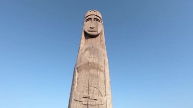Tahta heykel Slav tanrıçası Lada mavi gökyüzünün arka planında
