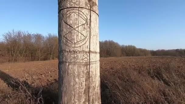 Drewniany Idol Słowiański Bóg Perun Tle Błękitnego Nieba — Wideo stockowe