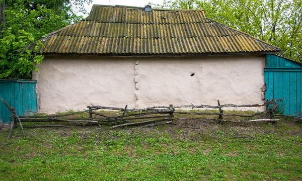 村子里古老的乌克兰人的房子 供你设计 — 图库照片