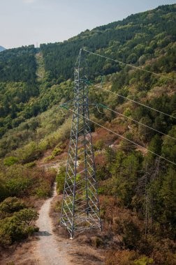 Dağlardaki yüksek voltajlı elektrik hattı.